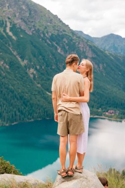 Polonya 'daki High Tary Ulusal Parkı' nda, UNESCO 'nun dünya mirasında birlikte seyahat eden sevimli bir çift.