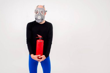 Solunum cihazında beyaz arka planda yangın söndürücüsü olan tuhaf bir adam var.