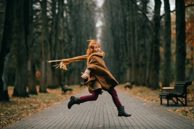 Parkta poz veren genç kız.