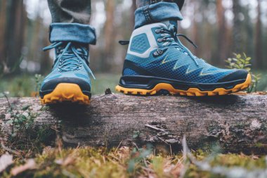 Erkek bacakları spor yürüyüş ayakkabısı giyiyor. Açık hava aktivitesi için erkek bacakları ve yürüyüş botları..