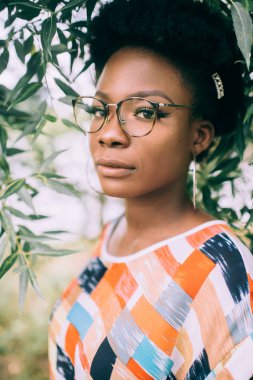 Güzel afro-amerikan kız açık hava yaşam tarzı portresi.