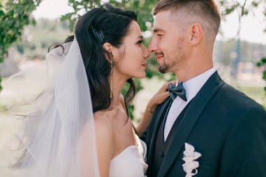 Açık havada güzel bir çift portresi.