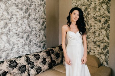 Beyaz gelinlik içinde güzel bir gelin.