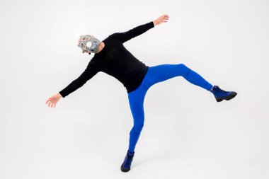 Solunum cihazında beyaz arka planda poz veren tuhaf bir adam.