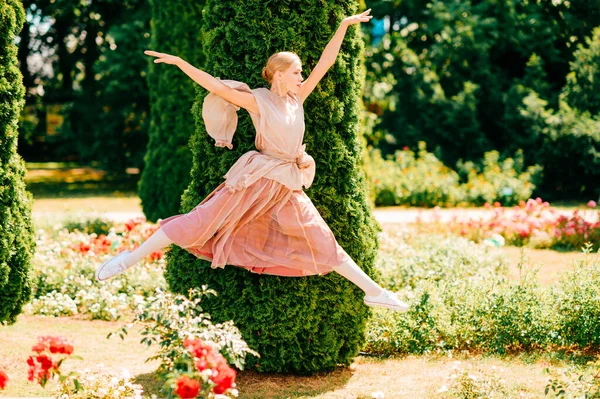 Молодая Балерина Блондинка Прыгает Красивом Парке Цветами — стоковое фото