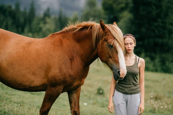 Jovem Menina Bonita Abraçando Cavalo Natureza — Fotografia de Stock