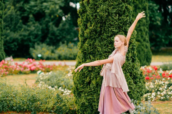 Jovem Bailarina Vestido Teatral Posando Com Elegância Natureza Jardim Italiano — Fotografia de Stock