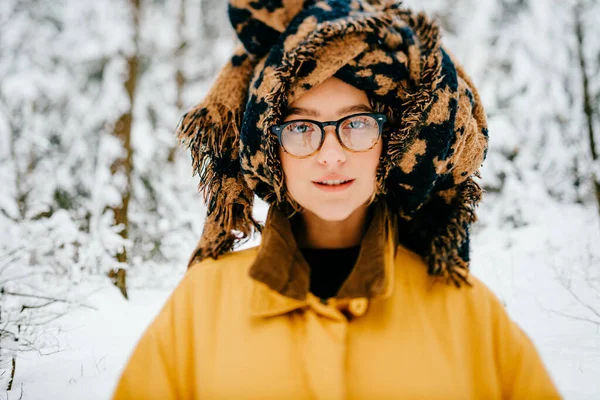 Portret Zabawnej Młodej Hipsterki Okularach Turbanem Szalika Pozującego Lesie — Zdjęcie stockowe