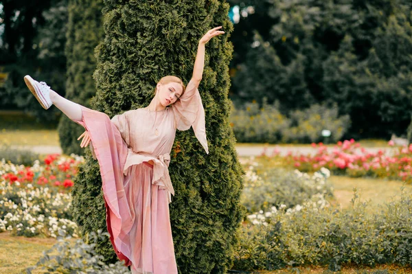 Mladá Baletka Divadelních Šatech Pózuje Elegancí Přírodě Italské Zahradě — Stock fotografie
