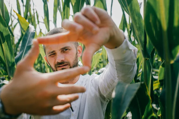 Retrato Hermoso Hombre Caucásico Con Pelo Corto Oscuro Camisa Blanca — Foto de Stock