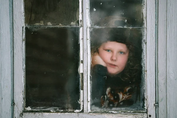 Retrato Una Niña Pequeña Con Expresión Cara Tranquila Mirando Por — Foto de Stock