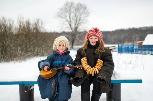 Hübsche Kaukasische Dorfschwestern Sitzen Mit Balalaika Und Getrockneten Ringförmigen Rollen — Stockfoto