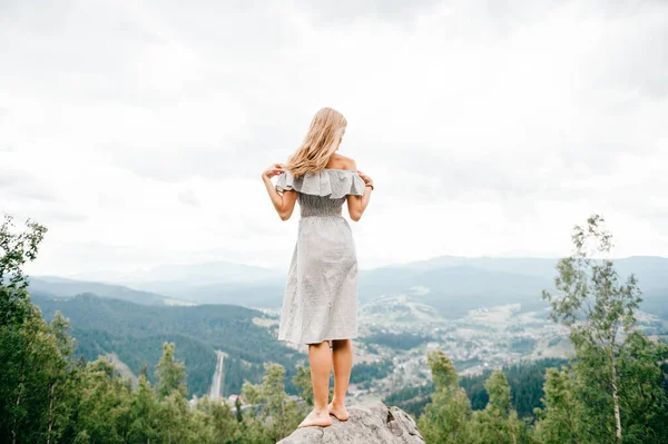 Joven Hermosa Chica Rubia Descalza Con Pelo Largo Vestido Verano — Foto de Stock