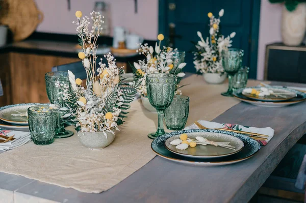 Gran Mesa Cocina Con Thalers Cubiertos Vasos Vidrio Antes Cena —  Fotos de Stock
