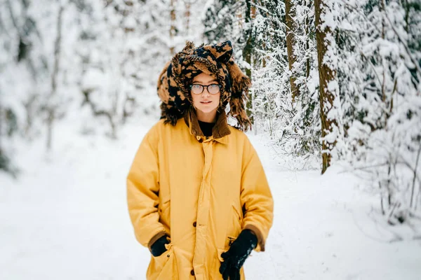 Vtipný Mladý Hipster Dívka Žluté Bundě Brýle Turban Šály Pózující — Stock fotografie