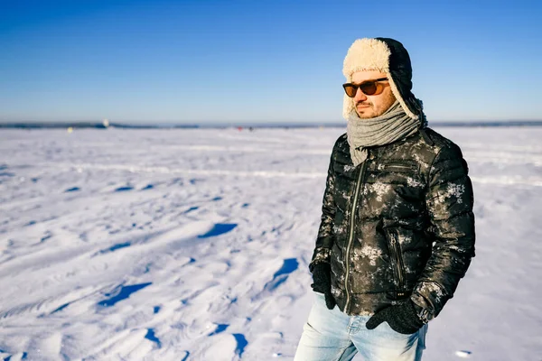 Ονειρεύομαι Έναν Κομψό Άντρα Γυαλιά Ηλίου Ποζάρει Στο Χιόνι — Φωτογραφία Αρχείου