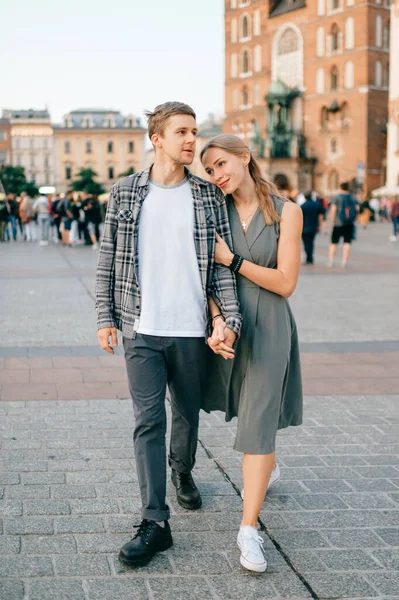 Jóvenes Abrazos Pareja Plaza Central Cracovia Cracovia — Foto de Stock