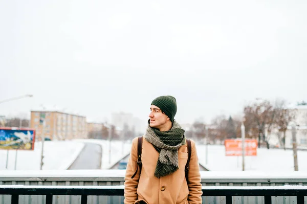 Livsstilsporträtt Stilig Man Eleganta Kläder Poserar Utomhus Stadens Gata — Stockfoto