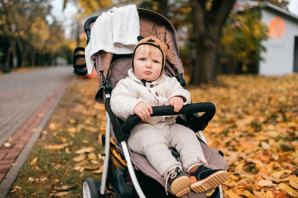 Söt Liten Bebis Med Rött Hår Stora Blå Ögon Pumpa — Stockfoto