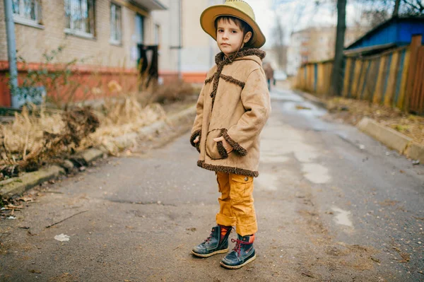 Kis Szépfiú Kiment Sétálni Őszi Ruhában — Stock Fotó