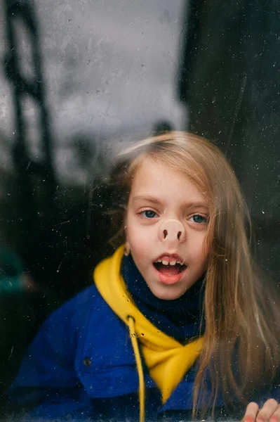 Vrij Gelukkig Jong Kaukasisch Meisje Met Lang Blond Haar Een — Stockfoto