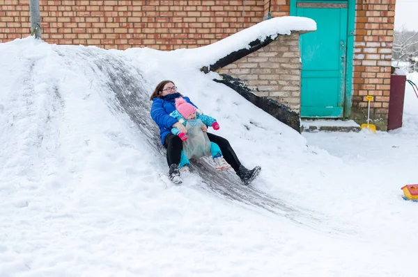 Mother Daughter Riding Sled Slide Winter Outdoors Tradiotional Russian Winter — Zdjęcie stockowe