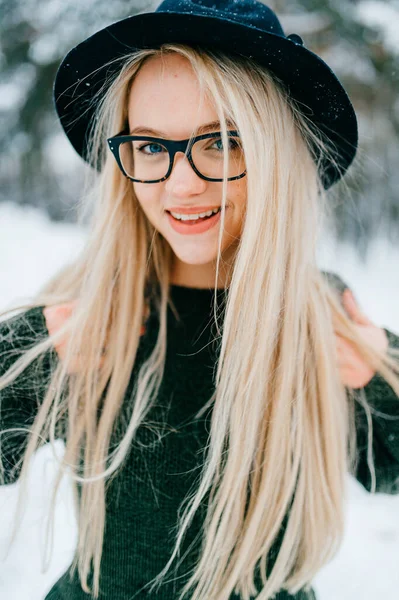 Portrét Krásné Stylové Blondýny Klobouku Brýlích — Stock fotografie