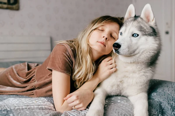 Chica Joven Vestido Marrón Acostado Cama Casa Durmiendo Con Cachorro —  Fotos de Stock