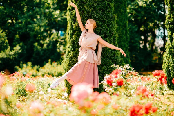 若いです優雅な女性バレエダンサーで劇場ドレスポーズで日当たりの良い公園 — ストック写真