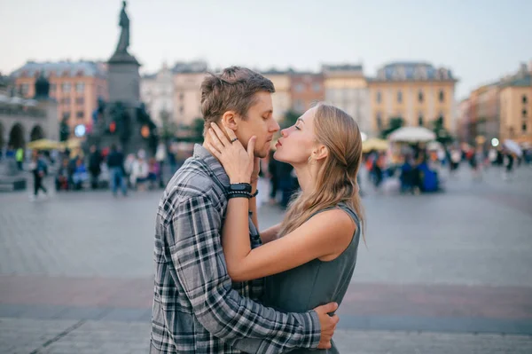 Mladý Milující Pár Objetí Centrálním Náměstí Krakově Krakov — Stock fotografie