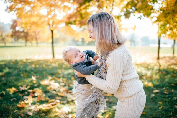 Lycklig Mamma Har Kul Med Sitt Barn Utomhus Höstparken — Stockfoto