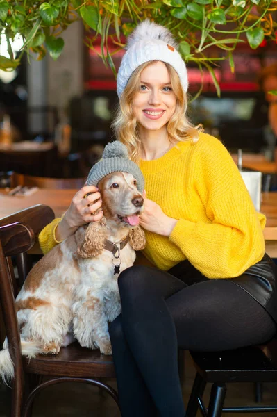 Chica Rubia Sonriente Positiva Feliz Suéter Amarillo Sombrero Blanco Abraza —  Fotos de Stock