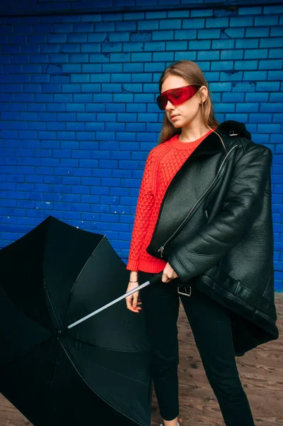 Модный Портрет Юной Брюнетки Модных Овечьих Кастах Красных Солнцезащитных Очках — стоковое фото