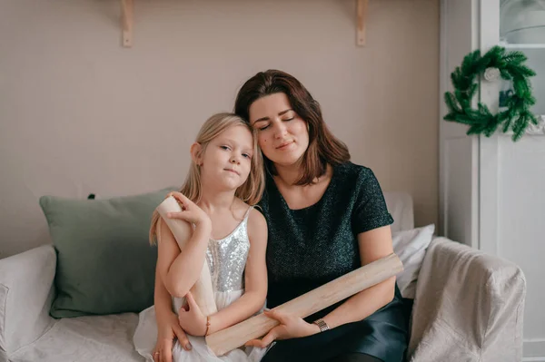 Jovem Mãe Abraça Sua Adorável Filhinha Cama Estilo Chalé Quarto — Fotografia de Stock