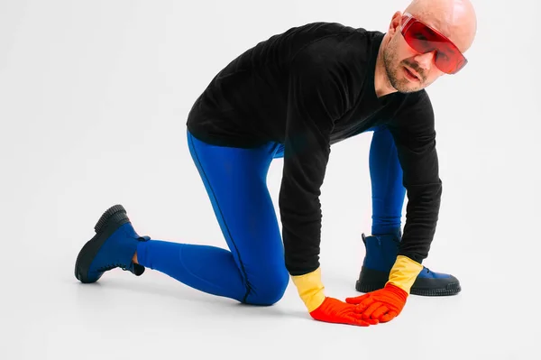 Hombre Extraño Guantes Goma Amarillos Rojos Gafas Futuristas Medias Color — Foto de Stock