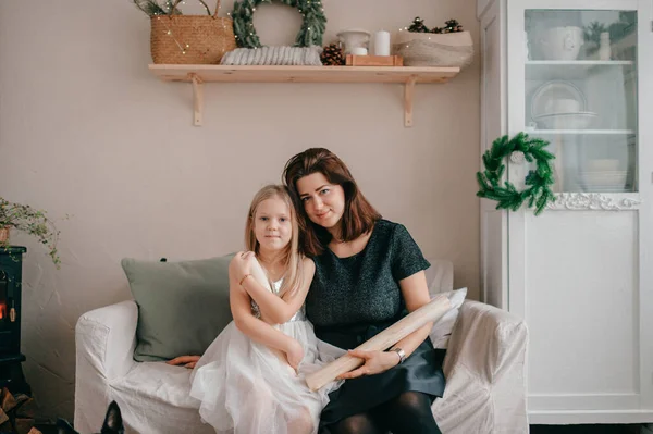 Young Mother Hugs Her Lovely Little Daughter Bed Chalet Style — Stock Photo, Image
