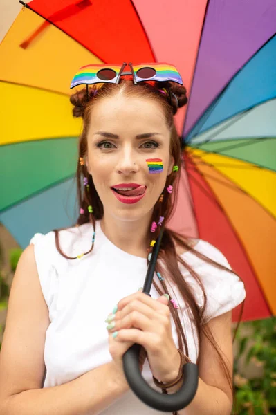 快乐的女同性恋者 脸上涂满了Lgbt国旗 头戴彩虹雨伞 — 图库照片