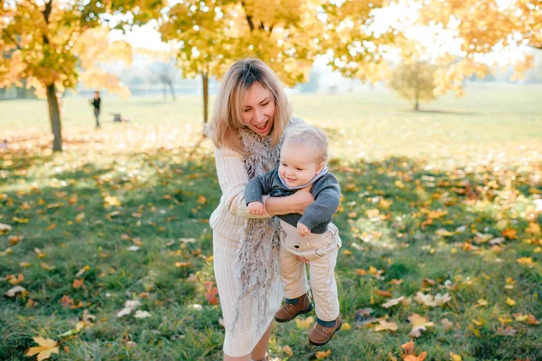 Lycklig Mamma Har Kul Med Sitt Barn Utomhus Höstparken — Stockfoto