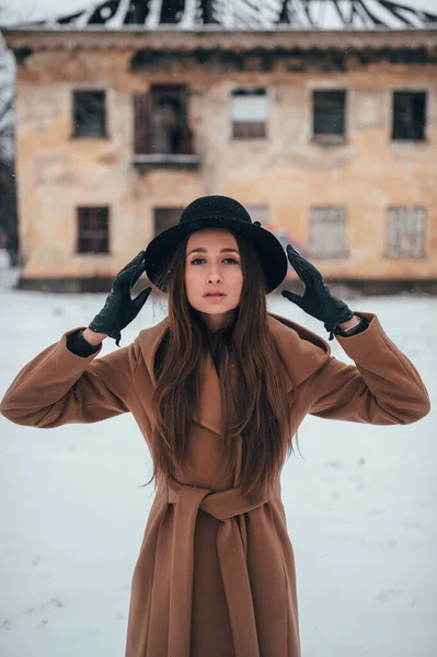 Menina Elegante Nova Casaco Marrom Chapéu Preto Posando Livre Inverno — Fotografia de Stock