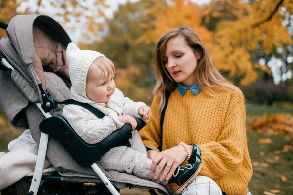 Söt Liten Bebis Med Stora Blå Ögon Kort Rött Hår — Stockfoto