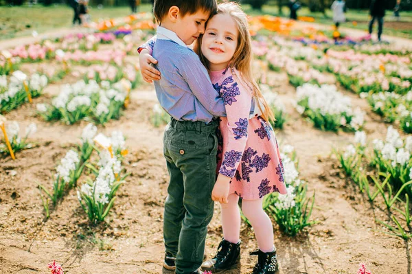 Mooie Jonge Jongen Blauw Shirt Zwarte Broek Houdt Van Mooi — Stockfoto