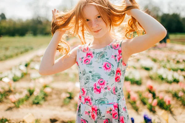 Portrét Krásné Mladé Dívky Dlouhými Zrzavými Vlasy Bledou Pletí Květinách — Stock fotografie
