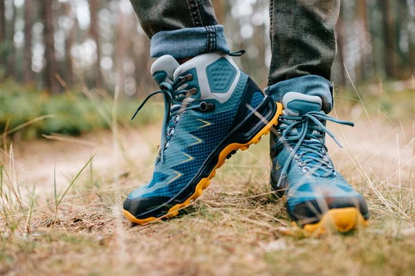 Männliche Beine Sportlichen Wanderschuhen Männerbeine Trekkingschuhen Für Outdoor Aktivitäten — Stockfoto