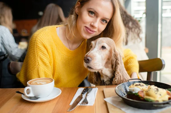 Young Caucasian Cheerful Blonde Girl Sitting Hugging Together Her Lovely — Stock Photo, Image