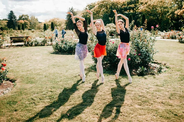 Três Lindas Bailarinas Meninas Dançando Equilibrando Sobre Luz Sol Parque — Fotografia de Stock