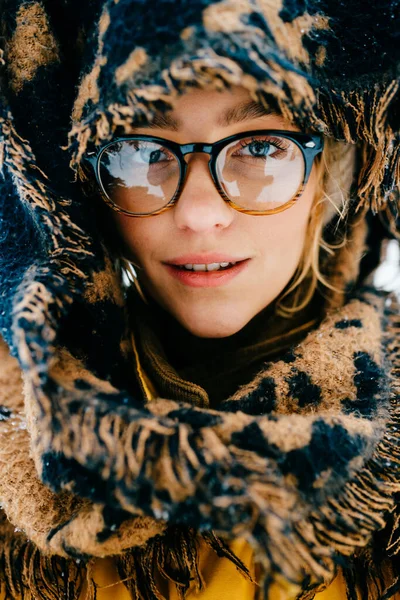 Close Retrato Engraçado Jovem Hipster Menina Com Óculos Cachecol Cobrindo — Fotografia de Stock