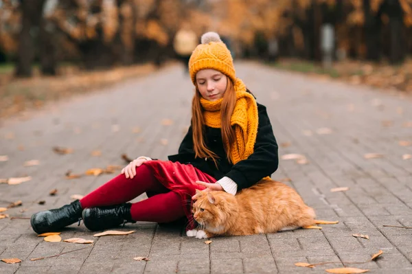 Young Stylish Freckles Girl Siiting Ground Autumn Park Petting Her — Stock Photo, Image