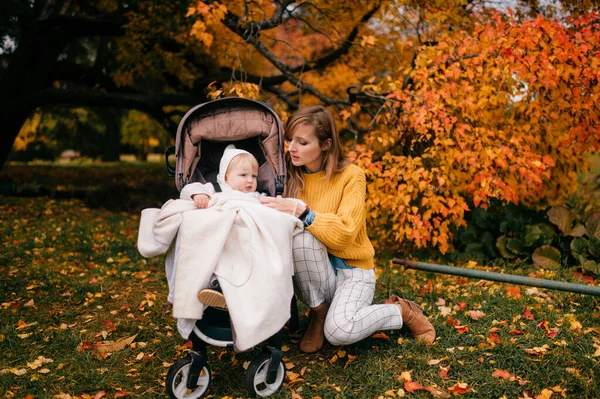 Mladá Běloška Šťastná Maminka Žluté Blůze Bílé Kalhoty Hnědé Boty — Stock fotografie