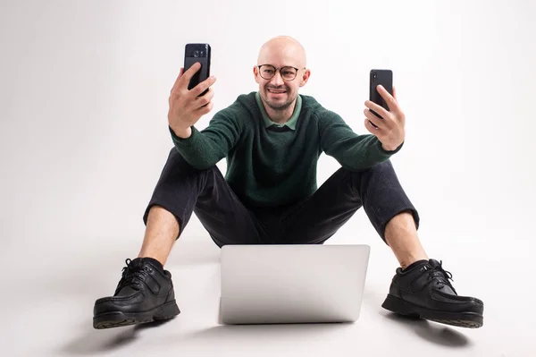 Snygg Kaukasisk Hane Håller Telefon Ena Handen Tablett Andra Handen — Stockfoto