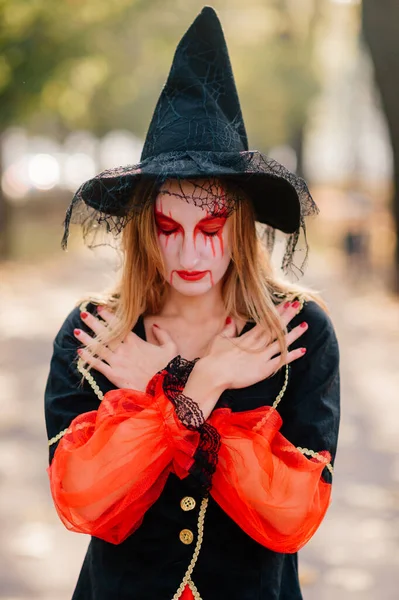 Preciosa Hembra Traje Bruja Con Gran Sombrero Negro Está Fuera —  Fotos de Stock